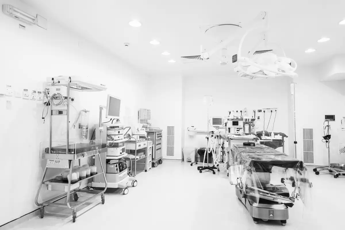 Sală de operație modernă, luminoasă, cu aparatură medicală pregătită pentru intervenție