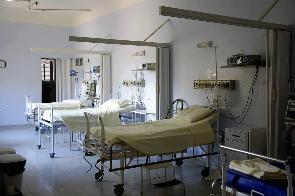 Salon de spital cu paturi simple și aparatură, într-o încăpere spațioasă